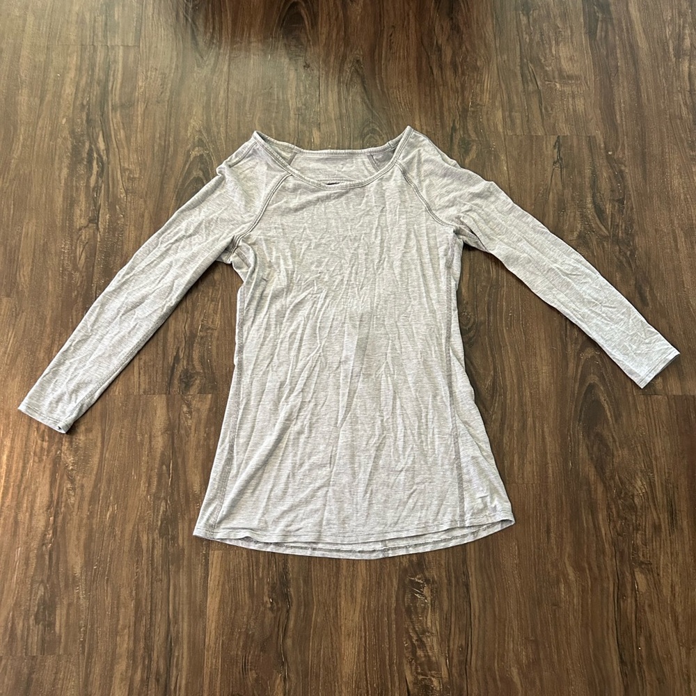 Excellent - Lululemon Grey 3/4 Sleeve Top - Size 4 - Open Back